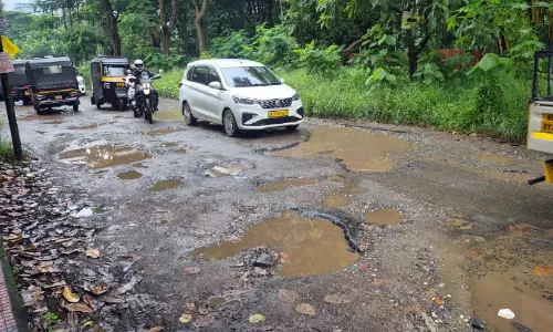 കുഴിയോ കുളമോ... കുഴിയോ കുളമോ...