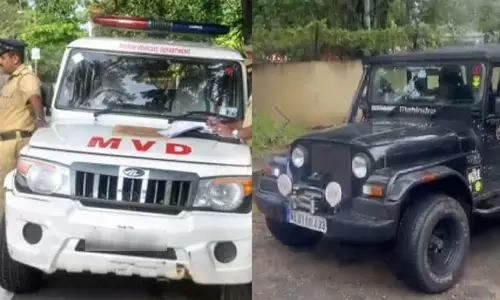 പ്രളയ ദുരിതാശ്വാസ വാഹനത്തിന് പിഴയിട്ടു; എം.വി.ഡി. ഉദ്യോഗസ്ഥന് സസ്പെൻഷൻ പ്രളയ ദുരിതാശ്വാസ വാഹനത്തിന് പിഴയിട്ടു; എം.വി.ഡി. ഉദ്യോഗസ്ഥന് സസ്പെൻഷൻ