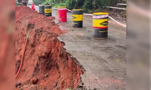മണ്ണിടിച്ചിൽ: സംസ്ഥാന പാതയിൽ ഗതാഗത പ്രതിസന്ധി മണ്ണിടിച്ചിൽ: സംസ്ഥാന പാതയിൽ ഗതാഗത പ്രതിസന്ധി