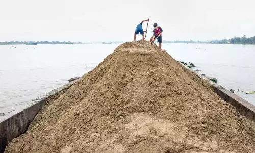 പുഴകളിലെ മണൽ നീക്കിയാൽ പ്രളയസാധ്യത കുറയും പുഴകളിലെ മണൽ നീക്കിയാൽ പ്രളയസാധ്യത കുറയും