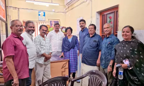 അടൂർ എൻ.ആർ.ഐ ഫോറം; ദുരിതാശ്വാസ സാധനങ്ങൾ കൈമാറി