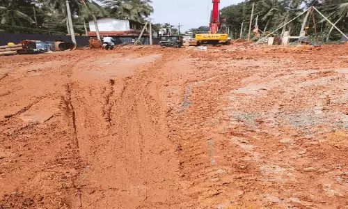 ഓവർബ്രിഡ്ജ് നിർമാണം: ച​ളി​ക്കു​ള​മാ​യി ചെ​റ​മം​ഗ​ലം