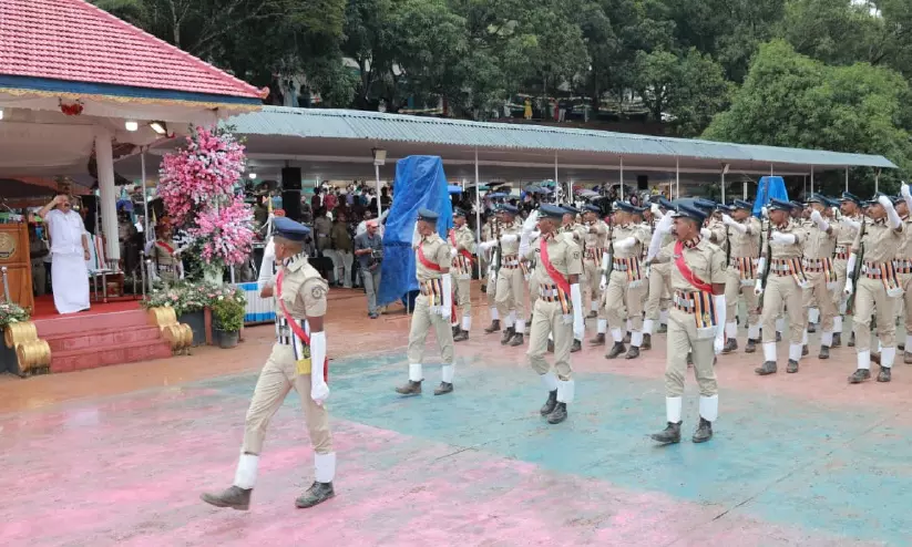 സമൂഹത്തിന് മാതൃകയാകാന് പൊലീസിന് കഴിയണം -ആഭ്യന്തര മന്ത്രി സമൂഹത്തിന് മാതൃകയാകാന് പൊലീസിന് കഴിയണം -ആഭ്യന്തര മന്ത്രി