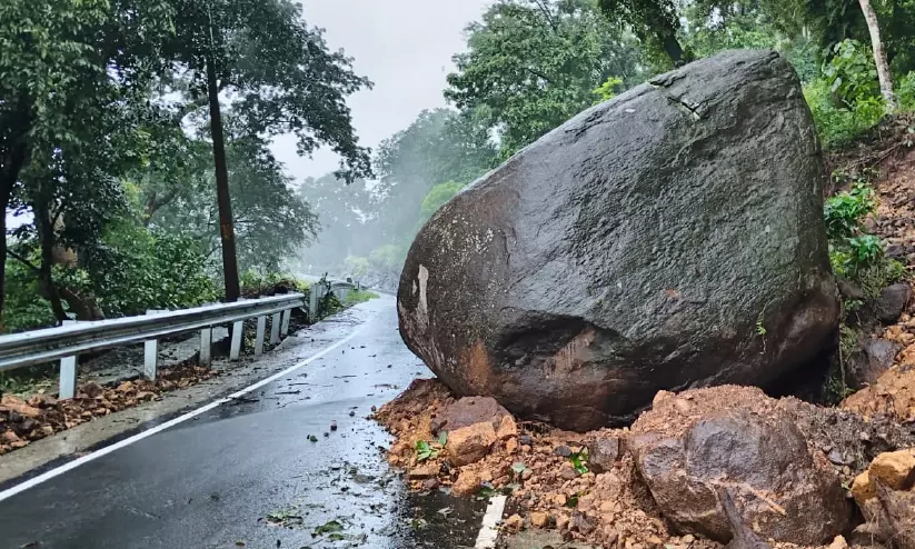 അപകടഭീതിയുയർത്തി കൂറ്റൻ പാറ പൊട്ടിച്ചുനീക്കണമെന്നാവശ്യം അപകടഭീതിയുയർത്തി കൂറ്റൻ പാറ പൊട്ടിച്ചുനീക്കണമെന്നാവശ്യം