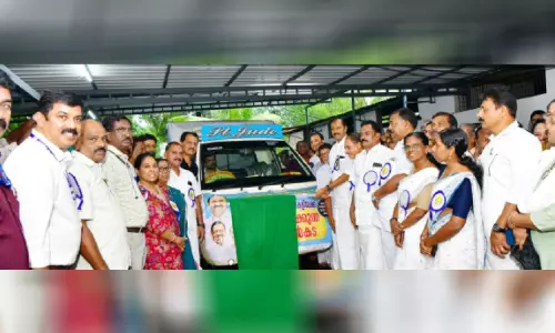 ഊരുകാർക്ക് തണലായി സഞ്ചരിക്കുന്ന റേഷൻകട ഊരുകാർക്ക് തണലായി സഞ്ചരിക്കുന്ന റേഷൻകട