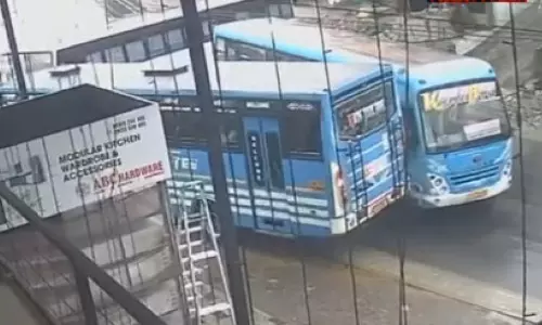 ബസുകൾ കൂട്ടിയിടിച്ചു; പായോട് അപകടം തുടർക്കഥ ബസുകൾ കൂട്ടിയിടിച്ചു; പായോട് അപകടം തുടർക്കഥ
