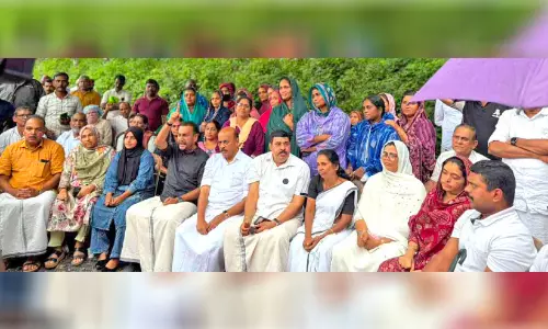 ഫ്രഷ് കട്ട് : സമരം ശക്തമാക്കി ജനകീയ സമരസമിതി സമരം നയിച്ച് എം.എൽ.എമാർ ഫ്രഷ് കട്ട് : സമരം ശക്തമാക്കി ജനകീയ സമരസമിതി സമരം നയിച്ച് എം.എൽ.എമാർ