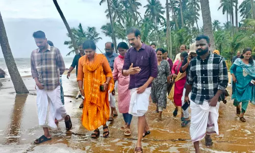കടലാക്രമണ പ്രദേശത്ത് ഒടുവിൽ കലക്ടർ എത്തി കടലാക്രമണ പ്രദേശത്ത് ഒടുവിൽ കലക്ടർ എത്തി