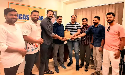 ഫി​ഫ ലോ​ക ക​പ്പ് പ്ര​വ​ച​ന മ​ത്സ​രം: വി​ജ​യി​ക്ക് സ​മ്മാ​നം കൈ​മാ​റി