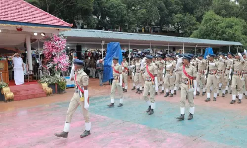 സ​മൂ​ഹ​ത്തി​ന് മാ​തൃ​ക​യാ​കാ​ന്‍ പൊ​ലീ​സി​ന് ക​ഴി​യ​ണം -ആ​ഭ്യ​ന്ത​ര മ​ന്ത്രി