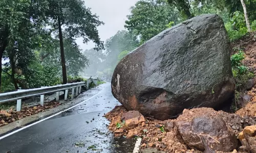 അപകടഭീതിയുയർത്തി കൂറ്റൻ പാറ പൊട്ടിച്ചുനീക്കണമെന്നാവശ്യം