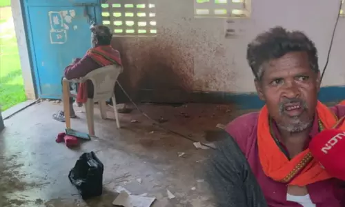 സ്കൂളിൽ മലമൂത്ര വിസർജ്ജനം നടത്തി ഹെഡ്മാസ്റ്റർ; വൃത്തിയാക്കാൻ വിദ്യാർഥികൾ സ്കൂളിൽ മലമൂത്ര വിസർജ്ജനം നടത്തി ഹെഡ്മാസ്റ്റർ; വൃത്തിയാക്കാൻ വിദ്യാർഥികൾ