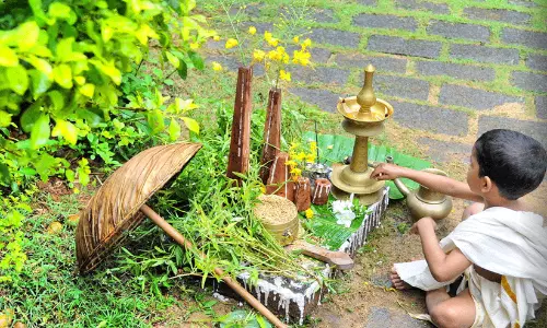 ഓണമായിതാ; കടൽ കടന്ന് ഓണക്കോടികൾ...