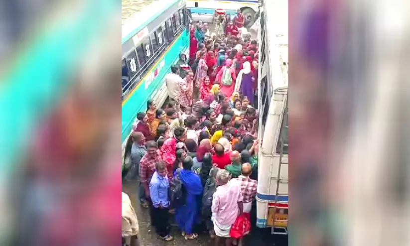 ഗുണ്ടൽപേട്ട പൂപ്പാടം... പ്രിയദർശിനി ബസിൽ തിരക്കോട് തിരക്ക് ഗുണ്ടൽപേട്ട പൂപ്പാടം... പ്രിയദർശിനി ബസിൽ തിരക്കോട് തിരക്ക്