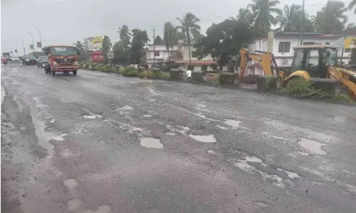 എണ്ണാമെങ്കിൽ എണ്ണിക്കോ... പടന്നക്കാട് മേല്‍പാലം കുഴികളാൽ ‘സമൃദ്ധം’