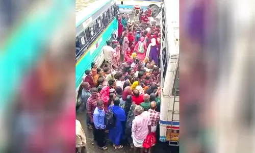 ഗുണ്ടൽപേട്ട പൂപ്പാടം... പ്രിയദർശിനി ബസിൽ തിരക്കോട് തിരക്ക്