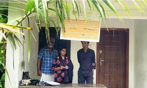പെരുംമഴക്കിടെ ജപ്തി; ദലിത് കുടുംബത്തെ തെരുവിലിറക്കി സ്വകാര്യ കമ്പനി