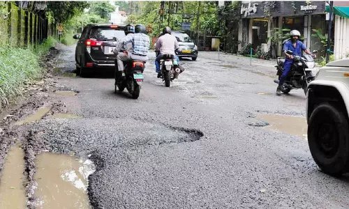 പള്ളിക്കര-ചിത്രപ്പുഴ റോഡ് തകർന്നു; ഗതാഗതക്കുരുക്ക് രൂക്ഷം പള്ളിക്കര-ചിത്രപ്പുഴ റോഡ് തകർന്നു; ഗതാഗതക്കുരുക്ക് രൂക്ഷം