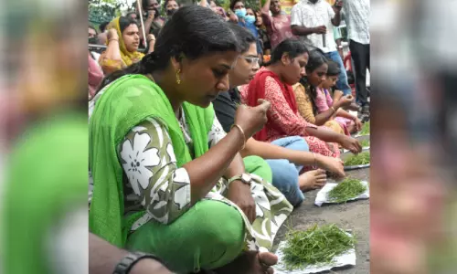 ആദ്യറാങ്കുകാരനും നിയമനമില്ല; പുല്ലുതിന്ന് പ്രതിഷേധിച്ച് ഉദ്യോഗാർഥികൾ ആദ്യറാങ്കുകാരനും നിയമനമില്ല; പുല്ലുതിന്ന് പ്രതിഷേധിച്ച് ഉദ്യോഗാർഥികൾ