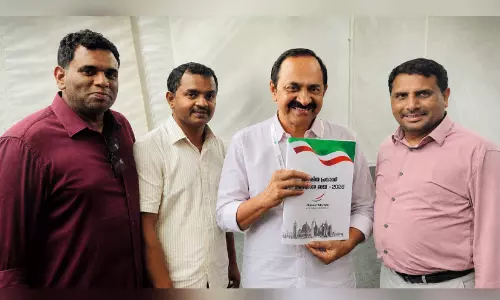 പ്രവാസി വെല്ഫെയര് ജനകീയ പ്രവാസി അവകാശ രേഖ മുഖ്യമന്ത്രിക്ക് സമര്പ്പിച്ചു പ്രവാസി വെല്ഫെയര് ജനകീയ പ്രവാസി അവകാശ രേഖ മുഖ്യമന്ത്രിക്ക് സമര്പ്പിച്ചു