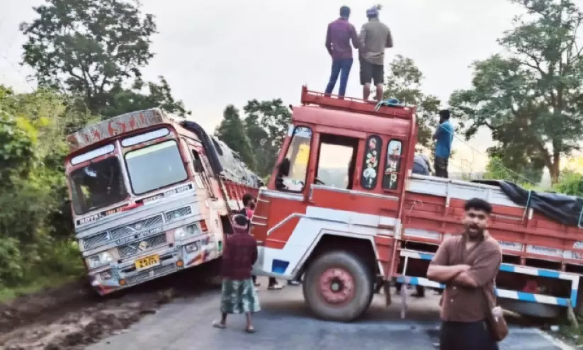 മൂന്ന് ലോറികൾ ചെളിയിൽ കുടുങ്ങി മൂന്ന് ലോറികൾ ചെളിയിൽ കുടുങ്ങി