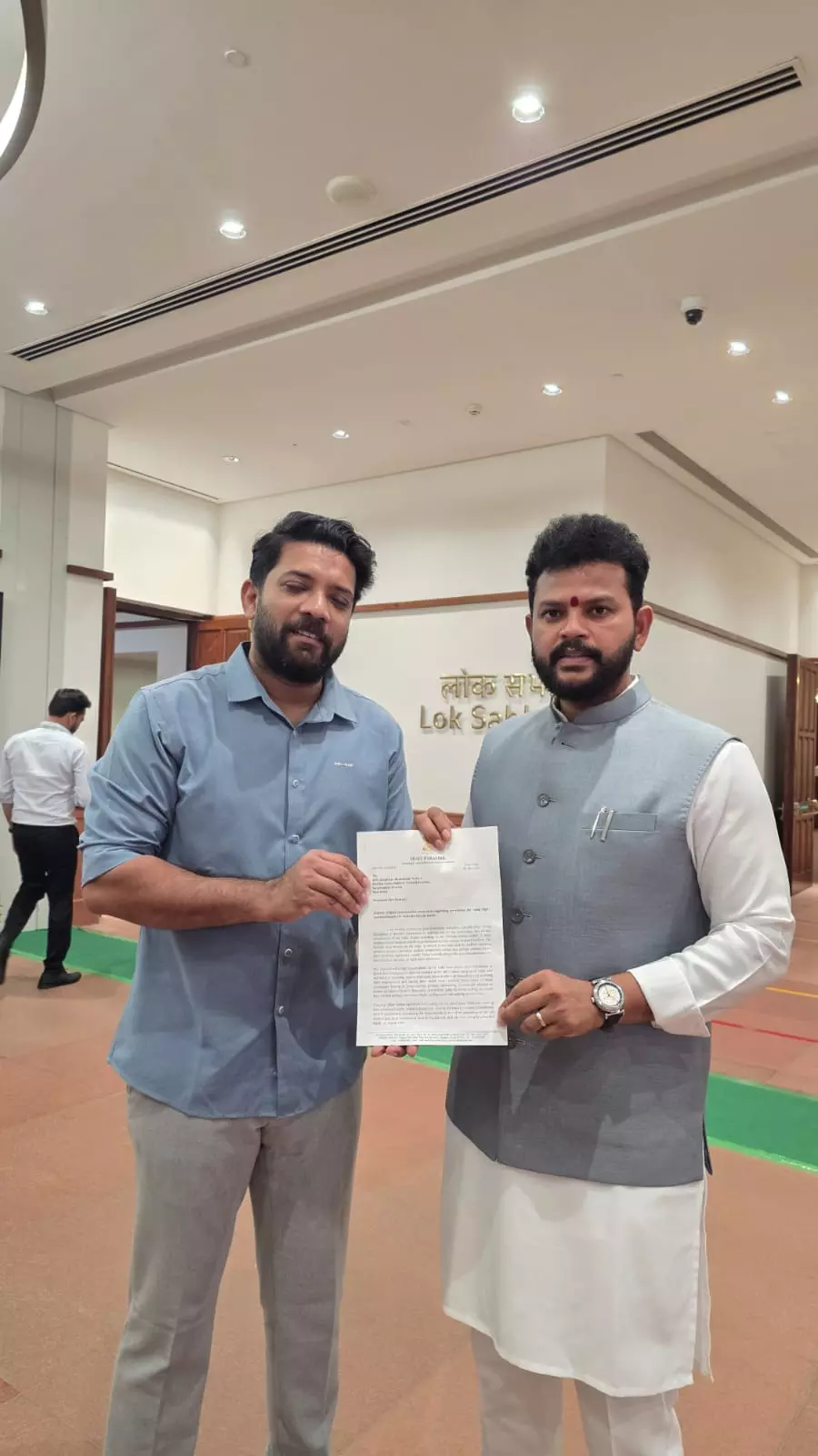 ബഹ്റൈൻ-കേരള എയർ ഇന്ത്യ സർവിസുകൾ മുടങ്ങുന്നു: കേന്ദ്ര വ്യോമയാന മന്ത്രിക്ക് കത്ത് കൈമാറി ഷാഫി പറമ്പിൽ എം.പി ബഹ്റൈൻ-കേരള എയർ ഇന്ത്യ സർവിസുകൾ മുടങ്ങുന്നു: കേന്ദ്ര വ്യോമയാന മന്ത്രിക്ക് കത്ത് കൈമാറി ഷാഫി പറമ്പിൽ എം.പി