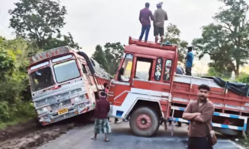 മൂന്ന് ലോറികൾ ചെളിയിൽ കുടുങ്ങി