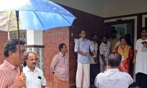 വീട് ജപ്തി ചെയ്യാൻ വന്നു; സി.പി.എം പ്രവർത്തകർ തടഞ്ഞു