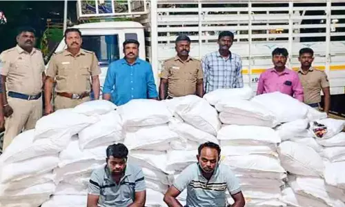 700 കിലോ നിരോധിത ലഹരിവസ്തുക്കളുമായി രണ്ടുപേർ പിടിയിൽ 700 കിലോ നിരോധിത ലഹരിവസ്തുക്കളുമായി രണ്ടുപേർ പിടിയിൽ