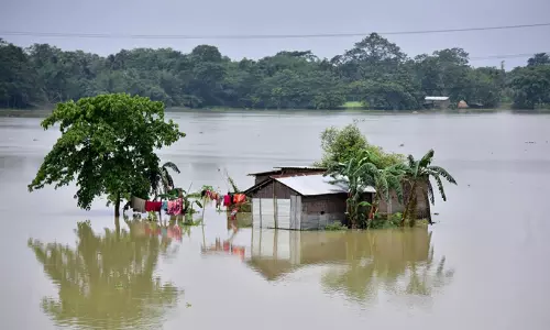 അസമിൽ പ്രളയക്കെടുതി രൂക്ഷം; മരണസംഖ്യ 100 ആയി അസമിൽ പ്രളയക്കെടുതി രൂക്ഷം; മരണസംഖ്യ 100 ആയി