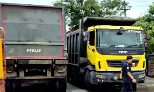വലിയ ലോറികളുടെ പാർക്കിങ് ദുരിതമാകുന്നു വലിയ ലോറികളുടെ പാർക്കിങ് ദുരിതമാകുന്നു