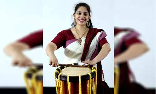 സ്റ്റെതസ്കോപ്പും ചെണ്ടക്കോലും ഒരേ കൈയിൽ;  മലയാളിപ്പെരുമ വിളംബരം ചെയ്ത് വയലാറുകാരി