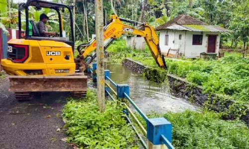 നീരൊഴുക്ക് തടസ്സപ്പെട്ട പെരുഞ്ചിലതോട് ശുചീകരിച്ചു നീരൊഴുക്ക് തടസ്സപ്പെട്ട പെരുഞ്ചിലതോട് ശുചീകരിച്ചു