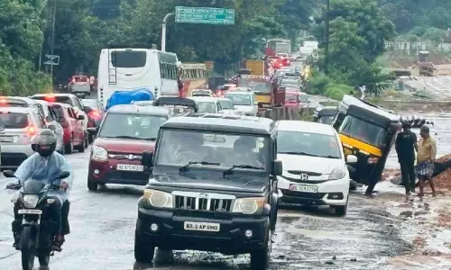 ദേശീയപാത; ഇത്തിക്കര കടക്കണമെങ്കിൽ മണിക്കൂറുകൾ, പ്രതിഷേധം ദേശീയപാത; ഇത്തിക്കര കടക്കണമെങ്കിൽ മണിക്കൂറുകൾ, പ്രതിഷേധം