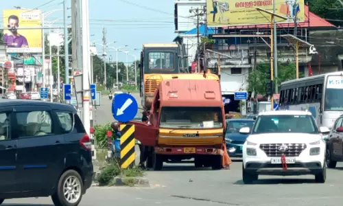 യാത്രക്കിടെ ടിപ്പര് ലോറിയുടെ ഡ്രൈവര് കാബിന് വേര്പെട്ടു യാത്രക്കിടെ ടിപ്പര് ലോറിയുടെ ഡ്രൈവര് കാബിന് വേര്പെട്ടു