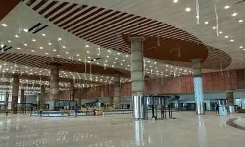 വിമാനം റദ്ദാക്കലും വൈകലും; കണ്ണൂരിൽ പ്രതിഷേധം, മണിക്കൂറുകൾക്ക് ശേഷം മറ്റുവിമാനങ്ങളിൽ കയറ്റിവിട്ട് പരിഹാരം
