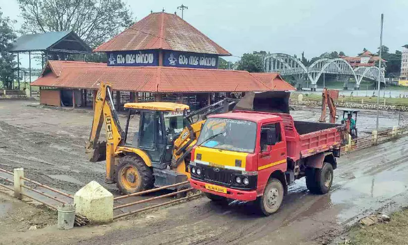 കർക്കടകവാവ് ബലിതർപ്പണം നാളെ: ആലുവ മണപ്പുറം ഒരുങ്ങുന്നു; കൊച്ചി മെട്രോയിൽ അധിക സർവിസ് കർക്കടകവാവ് ബലിതർപ്പണം നാളെ: ആലുവ മണപ്പുറം ഒരുങ്ങുന്നു; കൊച്ചി മെട്രോയിൽ അധിക സർവിസ്