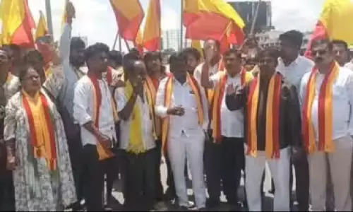 കാവേരി നദി ജലത്തർക്കം; ത​മി​ഴ്‌​നാ​ട്-​ക​ർ​ണാ​ട​ക അ​തി​ർ​ത്തി​യി​ല്‍ പ്ര​തി​ഷേ​ധം സം​ഘ​ടി​പ്പി​ച്ചു