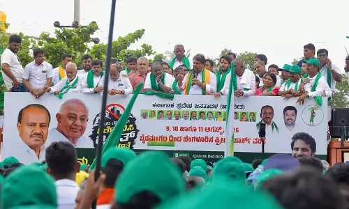 ബി​ഡ​ദി ടൗ​ൺ​ഷി​പ്പ്: ഭൂ​മി ഏ​റ്റെ​ടു​ക്ക​ലി​നെ​തി​രെ​ ജെ.​ഡി.​എ​സ് മാ​ർ​ച്ചി​ൽ എ​ച്ച്‌. ഡി. ​ദേ​വ​ഗൗ​ഡ​യും