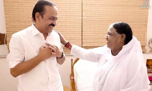 അമൃതാനന്ദ മയിയെ സന്ദർശിച്ച് വി.ഡി. സതീശൻ; ‘ദർശനം സ്വീകരിച്ചു, കുടിവെള്ള വിതരണം മുതൽ ഗ്രാമ ശാക്തീകരണം വരെ ചർച്ച ചെയ്തു’