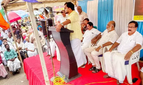 പാ​ള​യം പ​ച്ച​ക്ക​റി മാ​ര്‍ക്ക​റ്റ് മാ​റ്റു​ന്ന​തി​നെ​തി​രെ റി​ലേ സ​ത്യ​ഗ്ര​ഹം