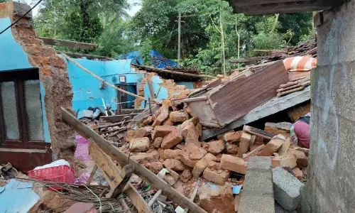 നിർമാണത്തിലുള്ള വീട് തകർന്നുവീണ് സമീപത്തെ വീട് നിലംപൊത്തി; വ​ൻ ദു​ര​ന്തം ഒ​ഴി​വാ​യ​ത് ത​ല​നാ​രി​ഴ​ക്ക്