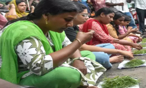 എല്.പി.എസ്.ടി റാങ്കുകാരുടെ സമരം പിൻവലിച്ചു; പന്തലിൽ തുടരുമെന്ന് ഉദ്യോഗാർഥികൾ എല്.പി.എസ്.ടി റാങ്കുകാരുടെ സമരം പിൻവലിച്ചു; പന്തലിൽ തുടരുമെന്ന് ഉദ്യോഗാർഥികൾ
