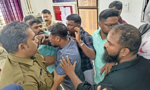 ചികിത്സയും മരുന്നും ലഭിക്കുന്നില്ല; മന്ത്രിയുടെ സന്ദർശനത്തിനു പിന്നാലെ തൊടുപുഴ ജില്ല ആശുപത്രിയിൽ സംഘർഷാവസ്ഥ ചികിത്സയും മരുന്നും ലഭിക്കുന്നില്ല; മന്ത്രിയുടെ സന്ദർശനത്തിനു പിന്നാലെ തൊടുപുഴ ജില്ല ആശുപത്രിയിൽ സംഘർഷാവസ്ഥ