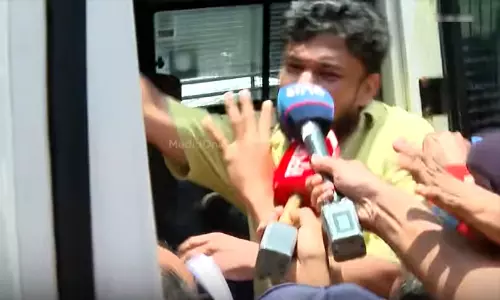 ‘എല്ലാം ചെയ്തത് ഞാൻ തന്നെയാണ്...’ -മാധ്യമങ്ങളോട് അർജുൻ ആയങ്കി; മൂന്ന് ദിവസത്തെ പൊലീസ് കസ്റ്റഡിയിൽ വിട്ടു ‘എല്ലാം ചെയ്തത് ഞാൻ തന്നെയാണ്...’ -മാധ്യമങ്ങളോട് അർജുൻ ആയങ്കി; മൂന്ന് ദിവസത്തെ പൊലീസ് കസ്റ്റഡിയിൽ വിട്ടു