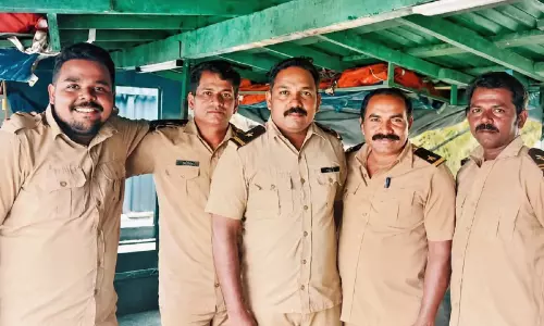 ബോട്ട് യാത്രക്കിടെ ദേഹാസ്വാസ്ഥ്യം; യാത്രികയെ രക്ഷിച്ച് ജീവനക്കാർ ബോട്ട് യാത്രക്കിടെ ദേഹാസ്വാസ്ഥ്യം; യാത്രികയെ രക്ഷിച്ച് ജീവനക്കാർ