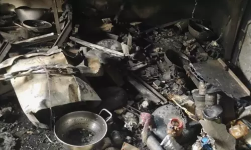 ഭക്ഷണം പാകം ചെയ്യുന്നതിനിടെ ഗ്യാസ് സിലിണ്ടർ പൊട്ടിത്തെറിച്ചു