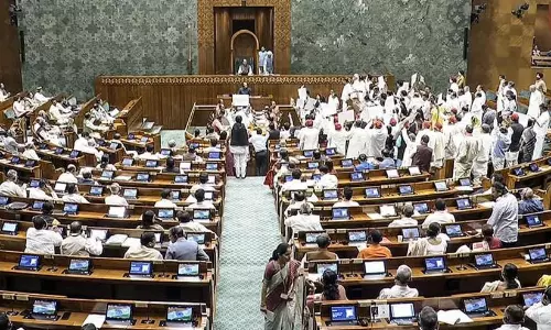 മുങ്ങൽ തുടർന്ന് അമിത്ഷാ; സഭ സ്തംഭിപ്പിച്ച് പ്രതിപക്ഷം; ചർച്ചയില്ലാതെ ബില്ലുകൾ പാസാക്കി സർക്കാർ