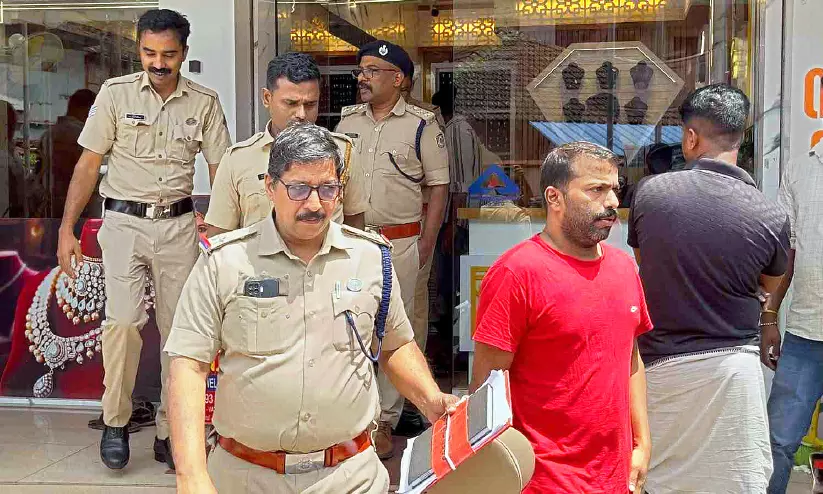 കടത്തനാട് ലേബർ കോൺട്രാക്ട് കോ-ഓപറേറ്റിവ് സൊസൈറ്റി തട്ടിപ്പ്; മുഖ്യപ്രതിയുമായി തെളിവെടുപ്പ് നടത്തി കടത്തനാട് ലേബർ കോൺട്രാക്ട് കോ-ഓപറേറ്റിവ് സൊസൈറ്റി തട്ടിപ്പ്; മുഖ്യപ്രതിയുമായി തെളിവെടുപ്പ് നടത്തി