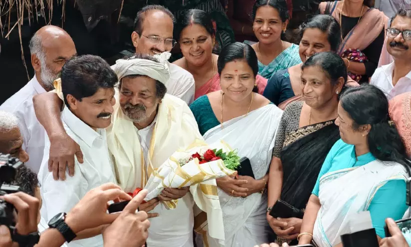 സംസ്ഥാന അവാർഡ്; പത്മശ്രീ ചെറുവയൽ രാമനെ സന്ദർശിച്ച് മന്ത്രി ടി. സിദ്ദീഖ് സംസ്ഥാന അവാർഡ്; പത്മശ്രീ ചെറുവയൽ രാമനെ സന്ദർശിച്ച് മന്ത്രി ടി. സിദ്ദീഖ്